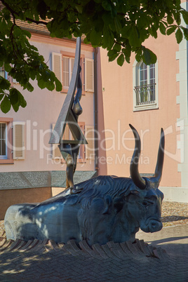 Die Europaskulptur vor dem Breisacher Rathaus