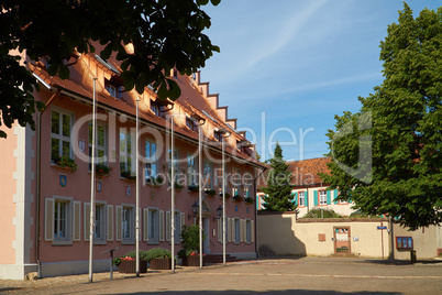 Das Rathaus von Breisach gegenüber des Münsters