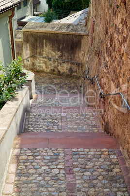 Gasse mit Treppenstufen aus Naturstein