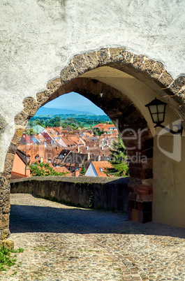 Blick durch das Tor von Hagenbachturm