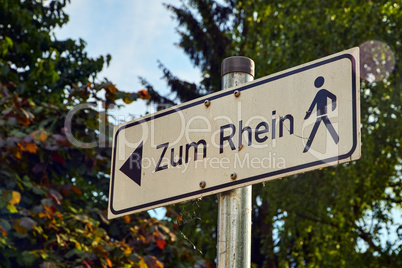 Hinweisschild -  Fußweg zum Rhein