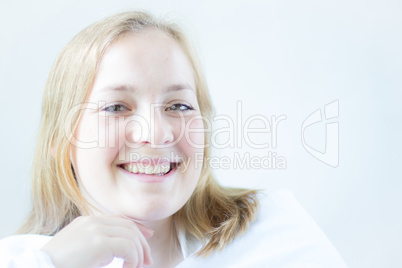 Portrait eines lächelnden Mädchens in high key