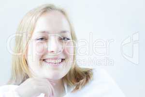 Portrait eines lächelnden Mädchens in high key