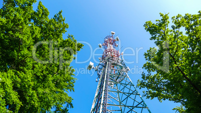 Sendeturm in der Sonne vor blauem Himmel