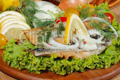 Geräuchertes Makrelenfilet, geräuchert, Salat, Zitronen, Zwiebel