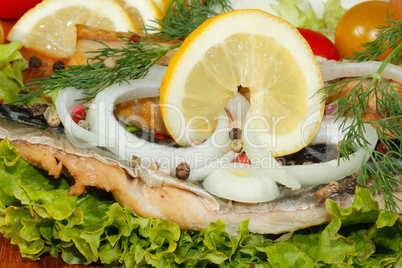 Geräuchertes Makrelenfilet, geräuchert, Salat, Zitronen, Zwiebel