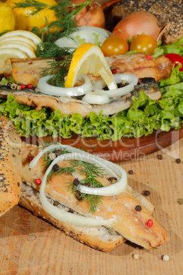 Körnerbrötchen mit geräuchertem Makrelenfilet, Salat