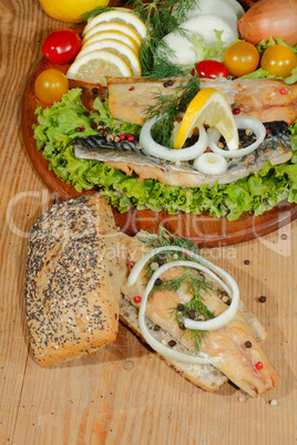 Körnerbrötchen mit geräuchertem Makrelenfilet, Salat