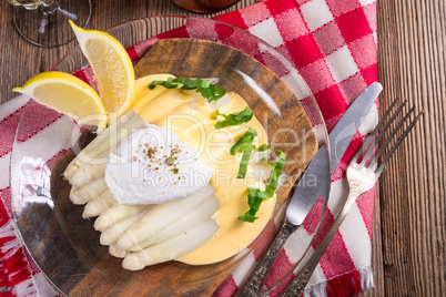 white asparagus served with a fine hollandaise sauce and Poache