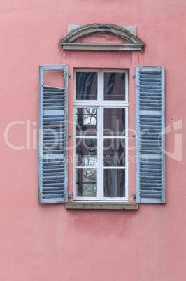 Altes Fenster mit Holzfensterläden