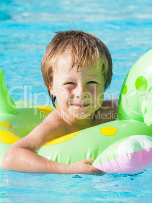 Blonder Junge im Pool