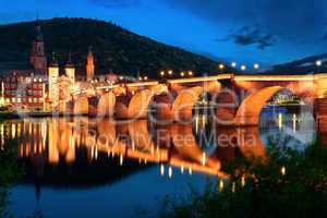 Alte Brücke in Heidelberg bei blauer Stunde