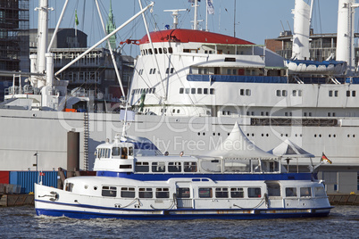 Passagierschiff an der Überseebrücke in Hamburg, Deutschland