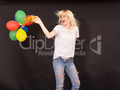 Junge lachende Frau mit bunten Luftballonen