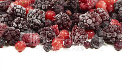 Verschiedene gefrorene Beerenfrüchte auf weißem Hintergrund