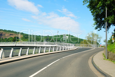 Auffahrt zur Brücke