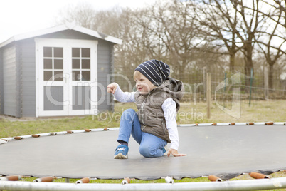 Junge auf Trampolin