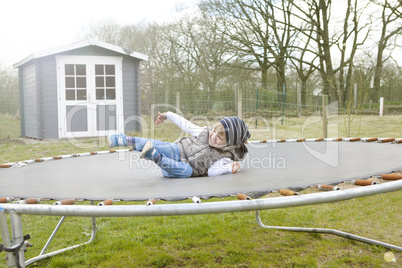 Junge hüpft auf Trampolin