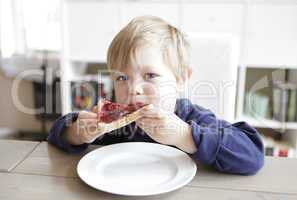 Junge ißt Marmeladenbrot