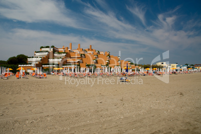 Sonnenliegen vor einem Hotel am Strand von Jesolo