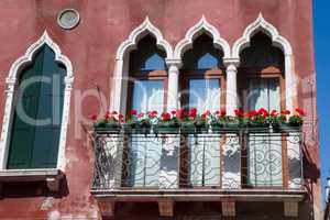 geschmücktes Fenster an einem Haus in Venedig