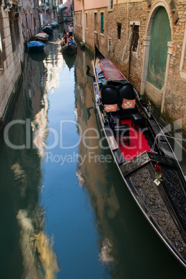 Gondeln an einer Anlegestelle in Venedig