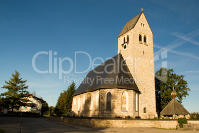 Kirche im Ort Mitterdarching in Oberbayern