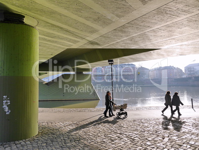 Personen unter der Floesserbruecke in Frankfurt