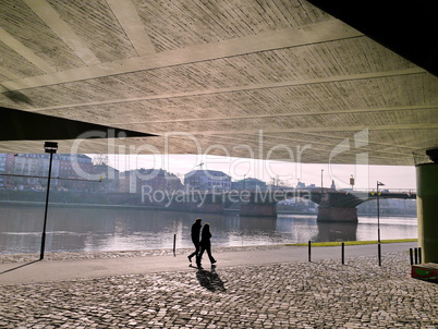 Personen unter der Floesserbruecke in Frankfurt