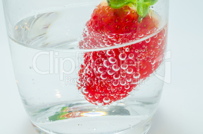Erdbeere im Mineralwasser Glas.