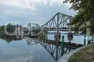 Glienicker Brücke gespiegelt