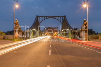 Leuchtspuren auf der Brücke