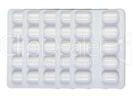 Fünf Blister mit Tabletten isoliert auf weißem Hintergrund