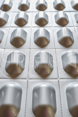 Makroaufnahme Tabletten in silbener Blisterverpackung