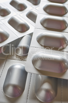 Makroaufnahme Tabletten in silbener Blisterverpackung