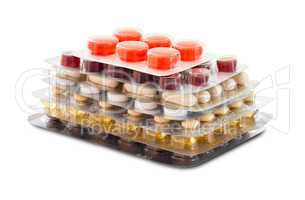 Verschiedene Tabletten im Blister gestapelt und isoliert
