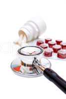 Stethoskop und Tabletten isoliert vor weißem Hintergrund