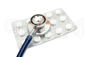 Stethoskop liegt auf Blister mit Tabletten