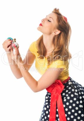 Pin up Girl besprüht sich mit Parfüm