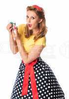 Pin up Girl benutzt einen Parfümzerstäuber