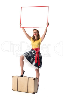 Pin up Girl mit Koffer hält ein Plakat