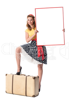 Pin up Girl mit Koffer hält ein Plakat