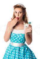 Pin up Girl benutzt einen Parfümzerstäuber