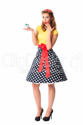 Pin up Girl zeigt einen Parfümzerstäuber