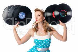 Pin up Girl zeigt Schallplatten und zwinkert