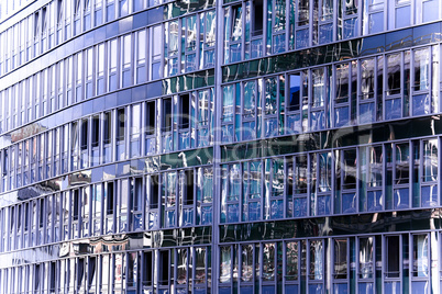 Fassade eines modernen Bürogebäudes in Hamburg, Deutschland