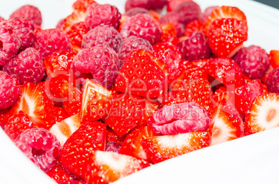 Frischen Erdbeeren und Himbeeren