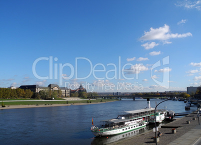 Raddampfer auf der Elbe in Dresden