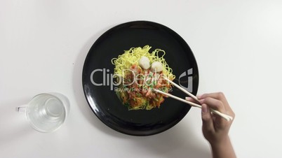 eating chinese noodles timelapse