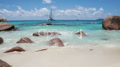 exotischer traumstrand auf den seychellen